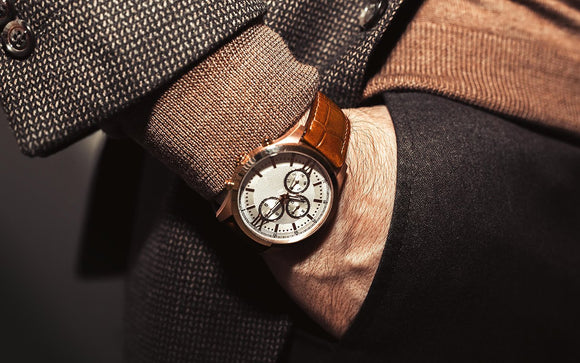 Orologio elegante da uomo con mano in tasca