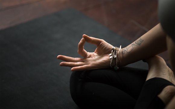 Donna che fa yoga con un bracciale