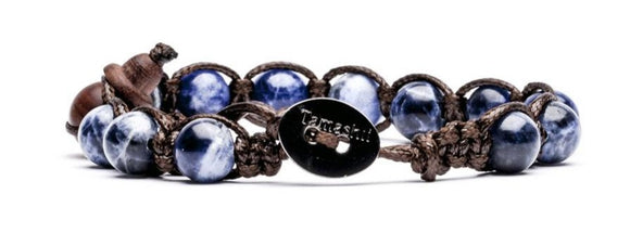 Bracciale originale tibetano Tamashii realizzato con pietre naturali SODALITE Misura pietre: 8mm. Unisex e taglia unica (il bracciale è predisposto per adattarsi a qualsiasi diametro di polso).  Ogni bracciale è spedito con relativa confezione originale e certificato di garanzia.