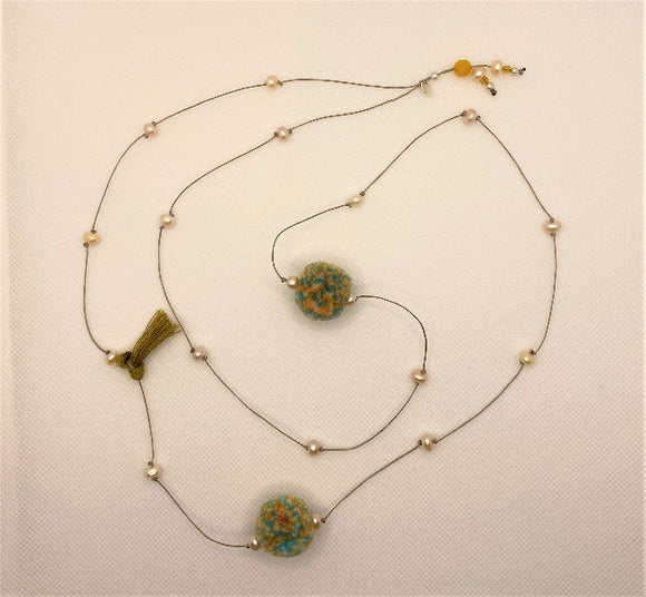 Collana Archè. Storie di Monili referenza: A.1/1 Lunghezza: 100 centimetri  Materiali: Perle di fiume, Argento 925, Ambra, Agata