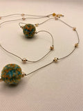 Collana Archè. Storie di Monili referenza: A.1/1 Lunghezza: 100 centimetri  Materiali: Perle di fiume, Argento 925, Ambra, Agata